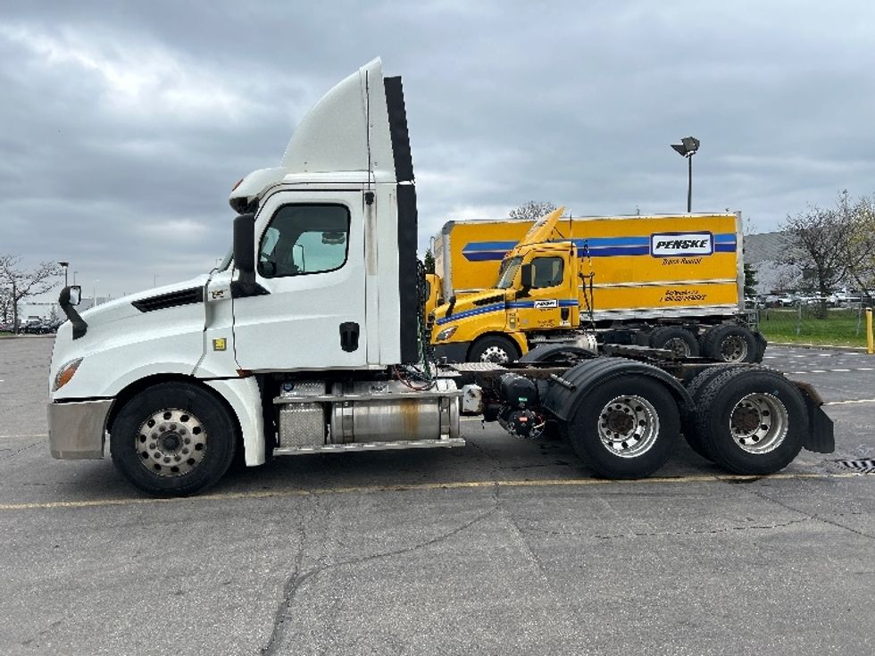 Day Cab Tractor-Heavy Duty Tractors-Freightliner-2019-T12664ST-Mississauga-ON-501,236\n\t\tkm-$ 61,250 - Image 4