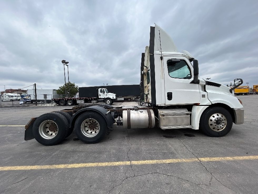 Day Cab Tractor-Heavy Duty Tractors-Freightliner-2019-T12664ST-Mississauga-ON-501,236\n\t\tkm-$ 61,250 - Image 8