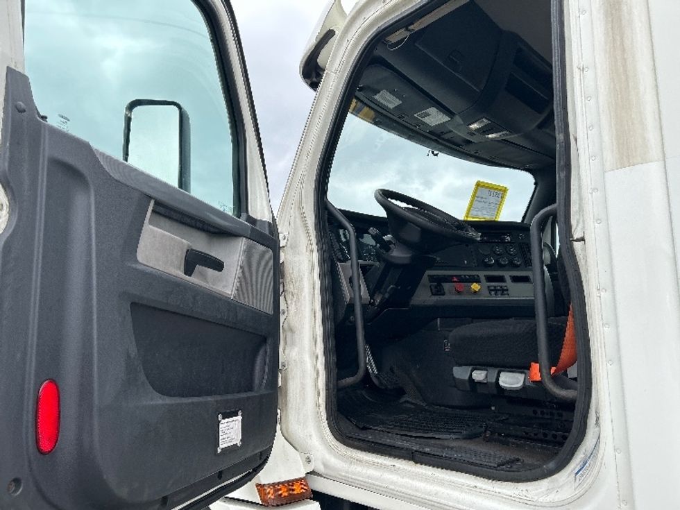 Day Cab Tractor-Heavy Duty Tractors-Freightliner-2019-T12664ST-Mississauga-ON-501,236\n\t\tkm-$ 61,250 - Image 9