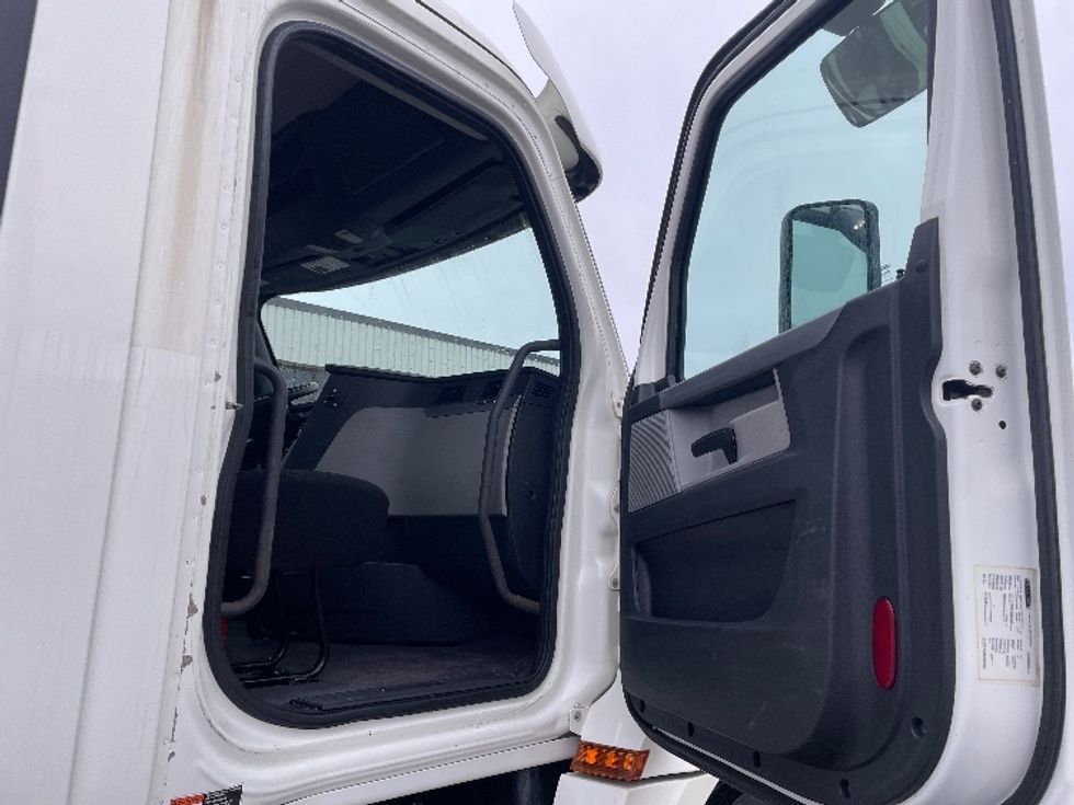Day Cab Tractor-Heavy Duty Tractors-Freightliner-2019-T12664ST-Mississauga-ON-561,903\n\t\tkm-$ 54,750 - Image 12