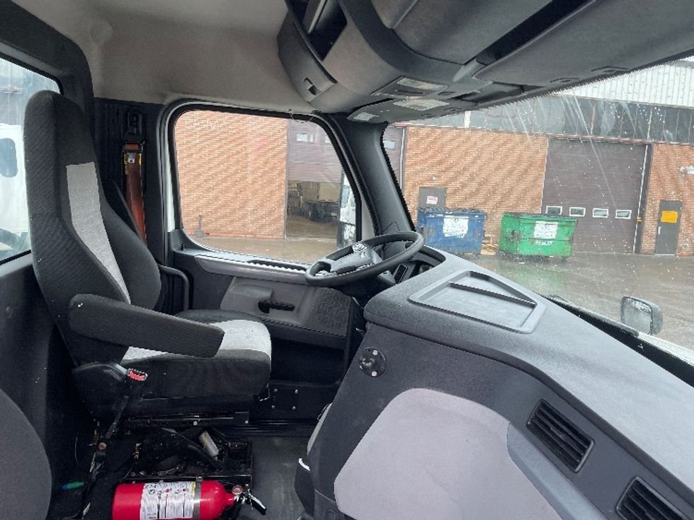 Day Cab Tractor-Heavy Duty Tractors-Freightliner-2019-T12664ST-Mississauga-ON-561,903\n\t\tkm-$ 54,750 - Image 14