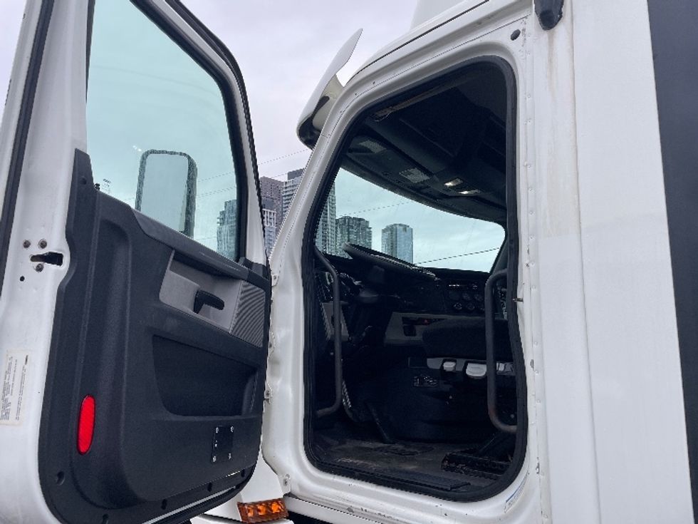 Day Cab Tractor-Heavy Duty Tractors-Freightliner-2019-T12664ST-Mississauga-ON-561,903\n\t\tkm-$ 54,750 - Image 9