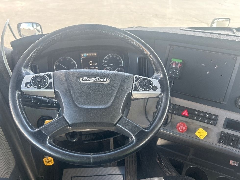 Day Cab Tractor-Heavy Duty Tractors-Freightliner-2019-T12664ST-Mississauga-ON-564,353\n\t\tkm-$ 59,000 - Image 11