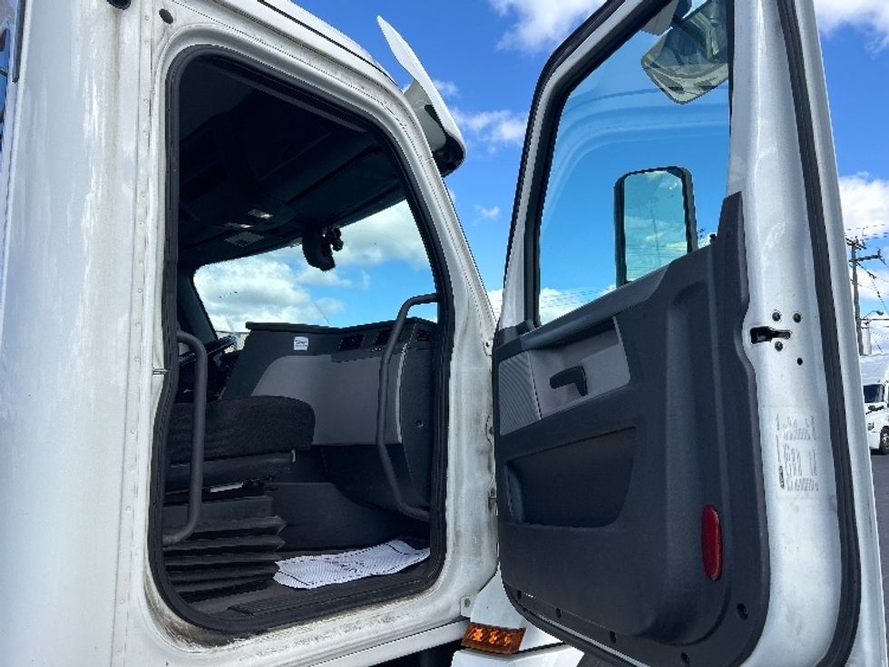 Day Cab Tractor-Heavy Duty Tractors-Freightliner-2019-T12664ST-Mississauga-ON-564,353\n\t\tkm-$ 59,000 - Image 12