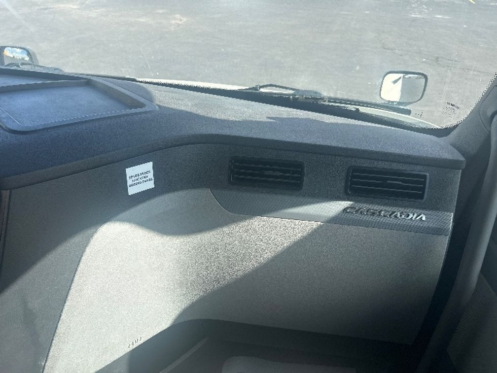 Day Cab Tractor-Heavy Duty Tractors-Freightliner-2019-T12664ST-Mississauga-ON-564,353\n\t\tkm-$ 59,000 - Image 13