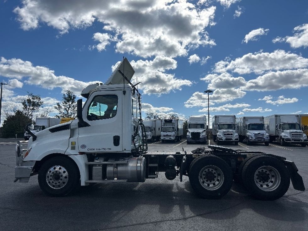 Day Cab Tractor-Heavy Duty Tractors-Freightliner-2019-T12664ST-Mississauga-ON-564,353\n\t\tkm-$ 59,000 - Image 4