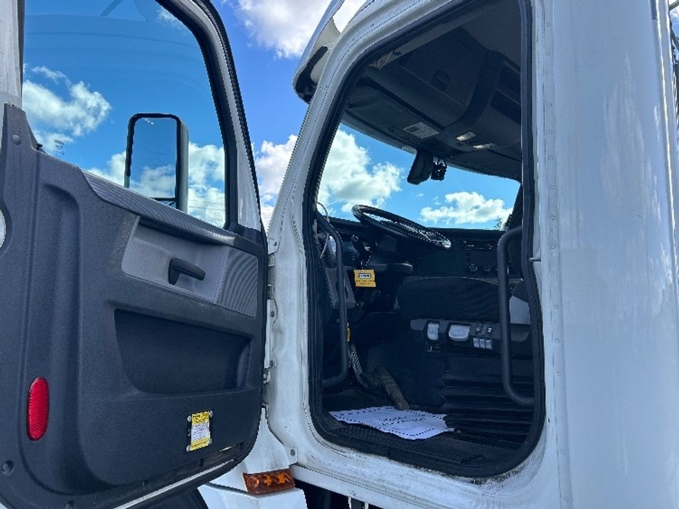 Day Cab Tractor-Heavy Duty Tractors-Freightliner-2019-T12664ST-Mississauga-ON-564,353\n\t\tkm-$ 59,000 - Image 9