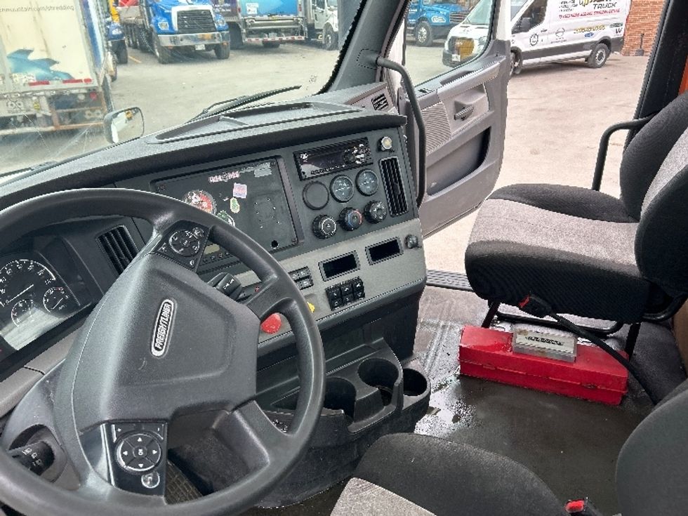 Day Cab Tractor-Heavy Duty Tractors-Freightliner-2019-T12664ST-Mississauga-ON-608,500\n\t\tkm-$ 53,250 - Image 10