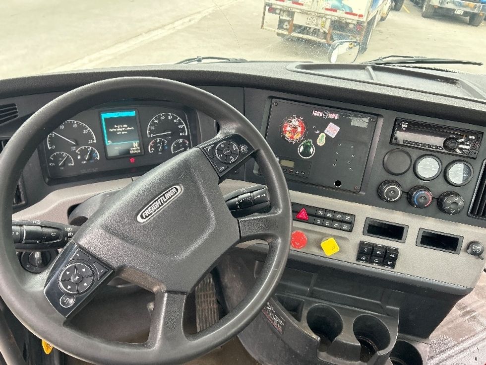 Day Cab Tractor-Heavy Duty Tractors-Freightliner-2019-T12664ST-Mississauga-ON-608,500\n\t\tkm-$ 53,250 - Image 11