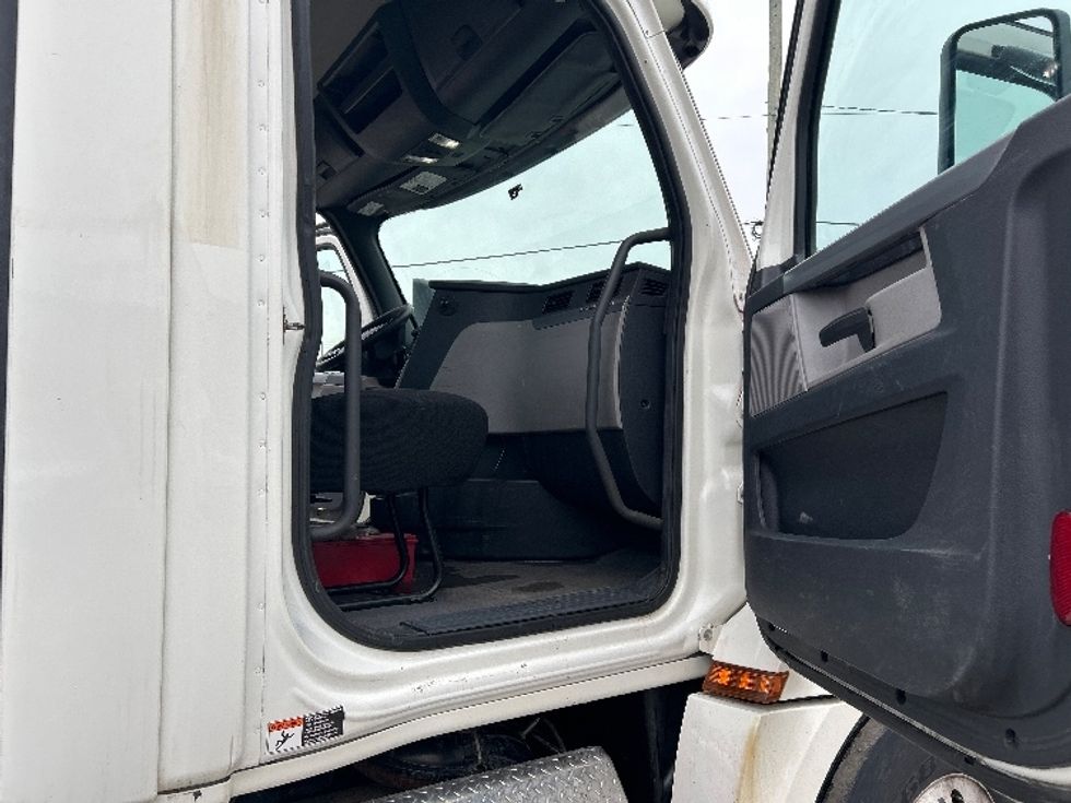 Day Cab Tractor-Heavy Duty Tractors-Freightliner-2019-T12664ST-Mississauga-ON-608,500\n\t\tkm-$ 53,250 - Image 12