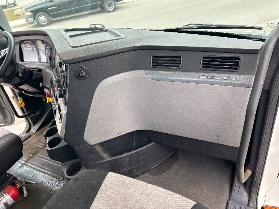 Day Cab Tractor-Heavy Duty Tractors-Freightliner-2019-T12664ST-Mississauga-ON-608,500\n\t\tkm-$ 53,250 - Image 13