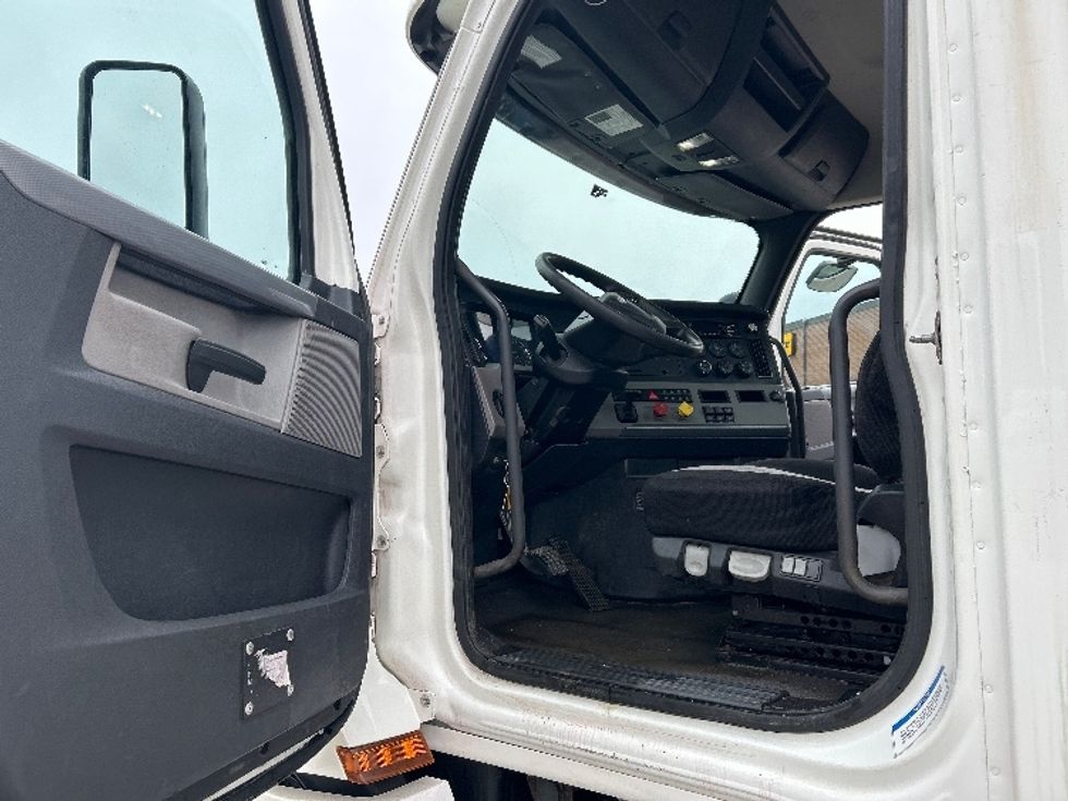 Day Cab Tractor-Heavy Duty Tractors-Freightliner-2019-T12664ST-Mississauga-ON-608,500\n\t\tkm-$ 53,250 - Image 9