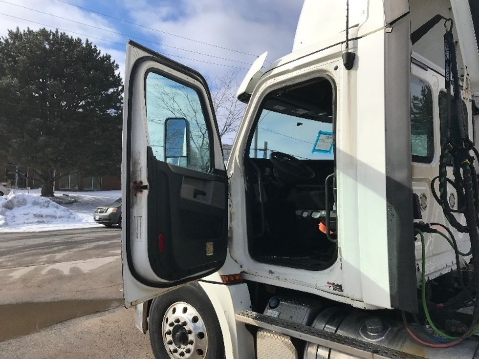 Day Cab Tractor-Heavy Duty Tractors-Freightliner-2019-T12664ST-Mississauga-ON-752,098\n\t\tkm-$ 48,000 - Image 9