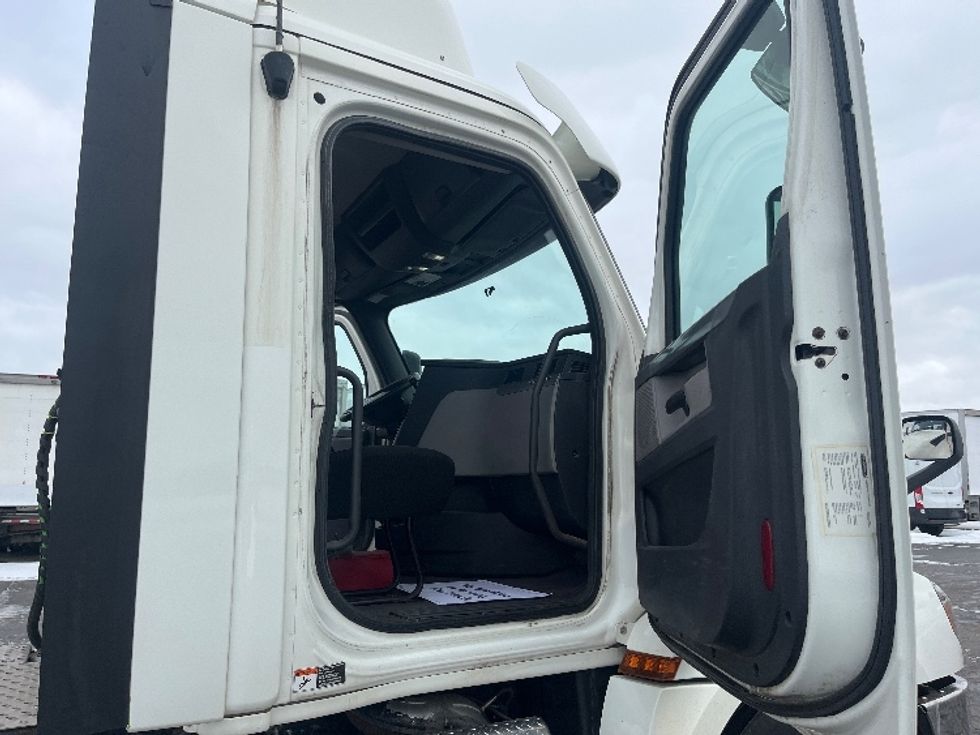 Day Cab Tractor-Heavy Duty Tractors-Freightliner-2019-T12664ST-Mississauga-ON-766,896\n\t\tkm-$ 47,500 - Image 12