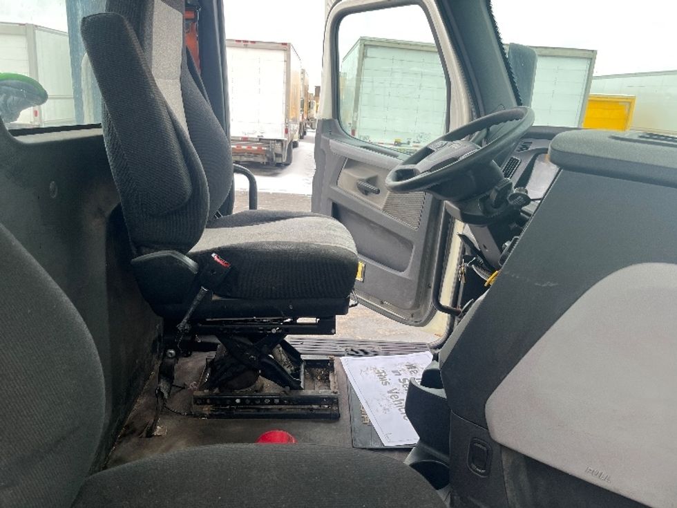 Day Cab Tractor-Heavy Duty Tractors-Freightliner-2019-T12664ST-Mississauga-ON-766,896\n\t\tkm-$ 47,500 - Image 14