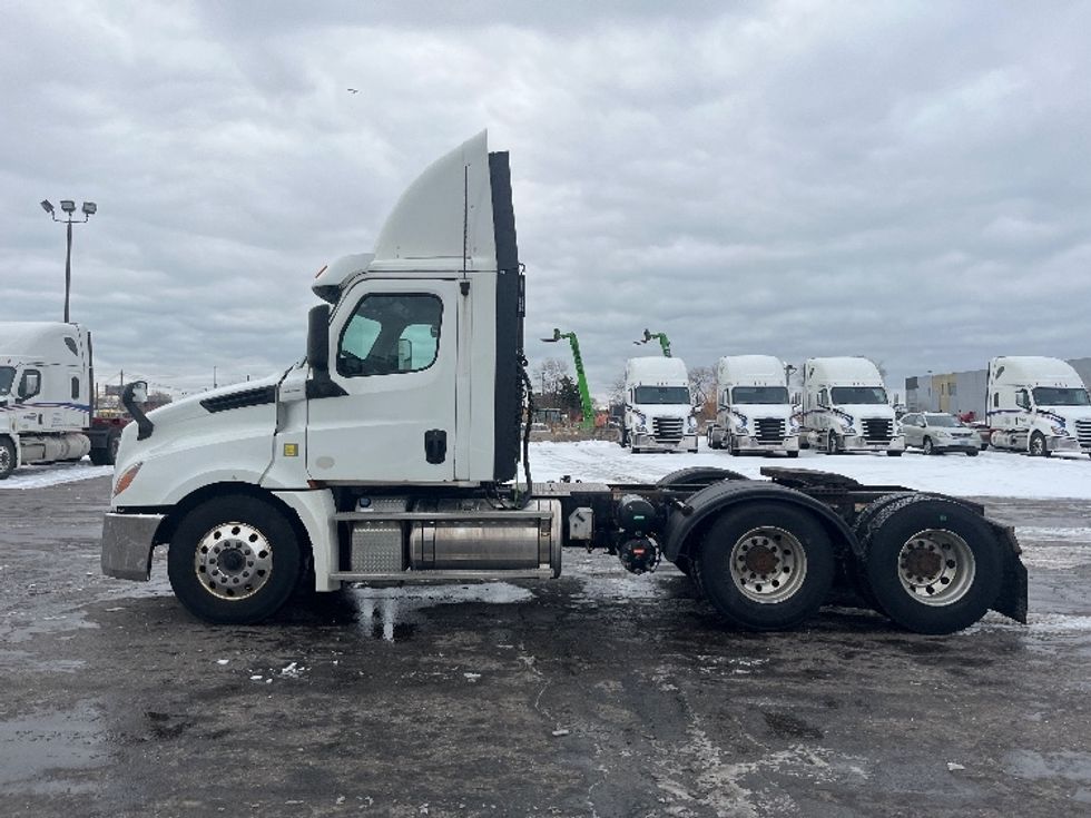 Day Cab Tractor-Heavy Duty Tractors-Freightliner-2019-T12664ST-Mississauga-ON-766,896\n\t\tkm-$ 47,500 - Image 4