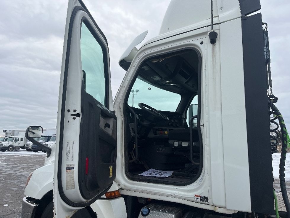 Day Cab Tractor-Heavy Duty Tractors-Freightliner-2019-T12664ST-Mississauga-ON-766,896\n\t\tkm-$ 47,500 - Image 9