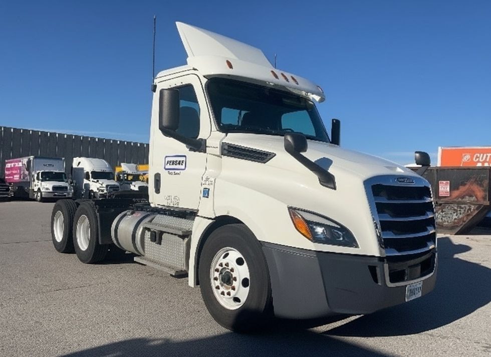 Day Cab Tractor-Heavy Duty Tractors-Freightliner-2019-T12664ST-Moberly-MO-291,453\n\t\tmiles-$ 51,750 - Image 1