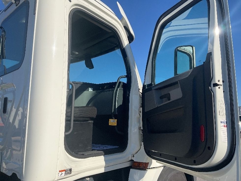 Day Cab Tractor-Heavy Duty Tractors-Freightliner-2019-T12664ST-Moberly-MO-291,453\n\t\tmiles-$ 51,750 - Image 12