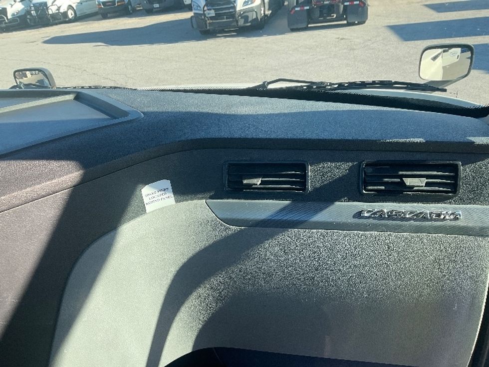 Day Cab Tractor-Heavy Duty Tractors-Freightliner-2019-T12664ST-Moberly-MO-291,453\n\t\tmiles-$ 51,750 - Image 13