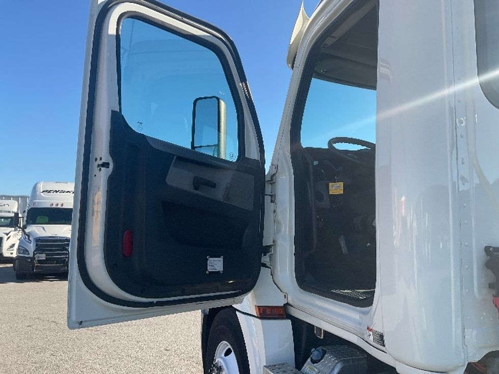 Day Cab Tractor-Heavy Duty Tractors-Freightliner-2019-T12664ST-Moberly-MO-291,453\n\t\tmiles-$ 51,750 - Image 9