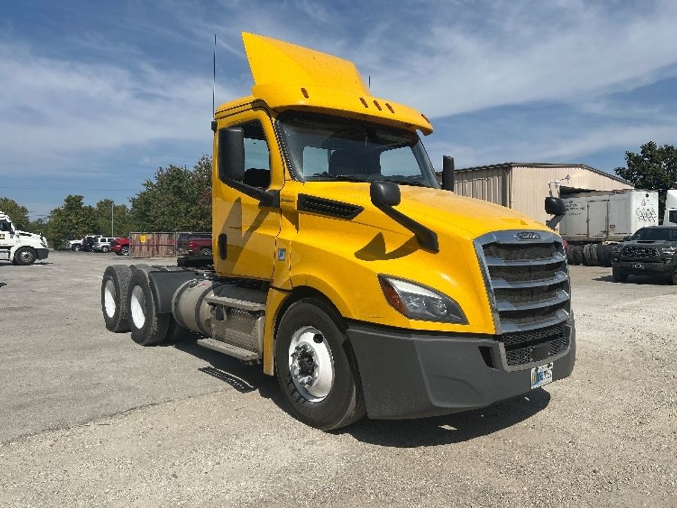 Day Cab Tractor-Heavy Duty Tractors-Freightliner-2019-T12664ST-Moberly-MO-464,737\n\t\tmiles-$ 41,500 - Image 1