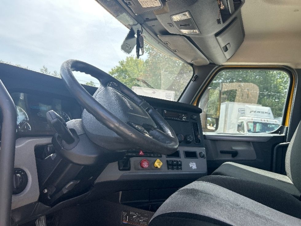 Day Cab Tractor-Heavy Duty Tractors-Freightliner-2019-T12664ST-Moberly-MO-464,737\n\t\tmiles-$ 41,500 - Image 10