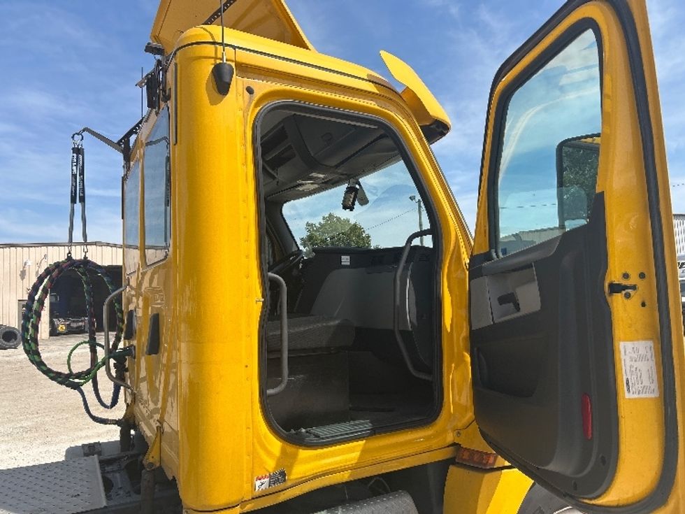 Day Cab Tractor-Heavy Duty Tractors-Freightliner-2019-T12664ST-Moberly-MO-464,737\n\t\tmiles-$ 41,500 - Image 12