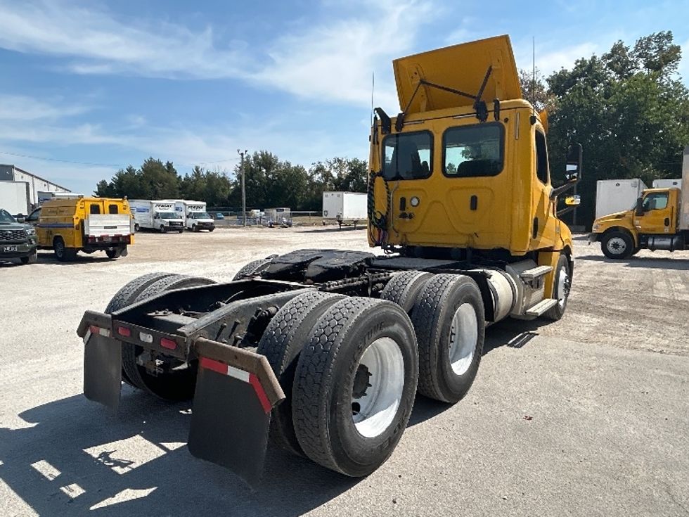 Day Cab Tractor-Heavy Duty Tractors-Freightliner-2019-T12664ST-Moberly-MO-464,737\n\t\tmiles-$ 41,500 - Image 7