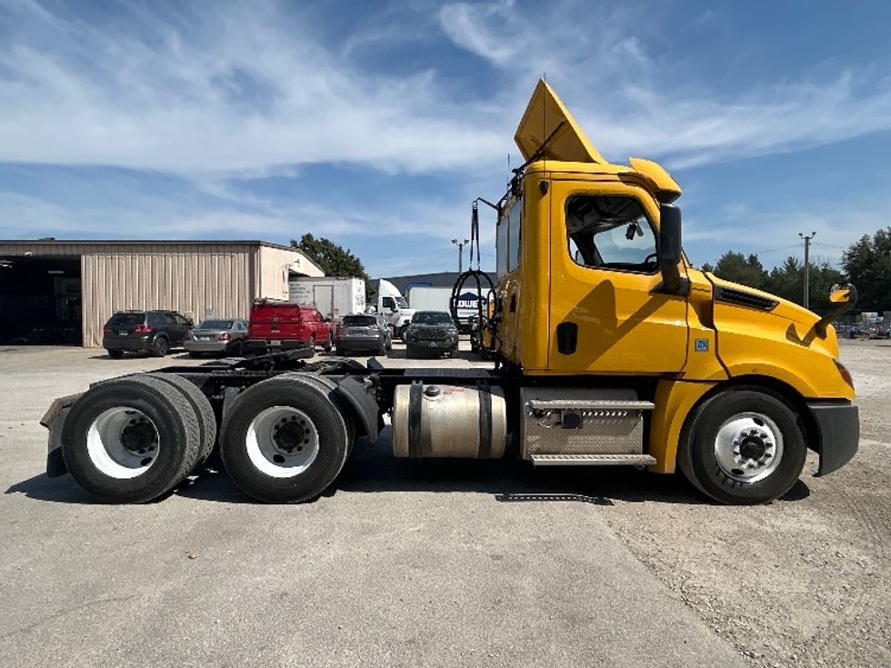 Day Cab Tractor-Heavy Duty Tractors-Freightliner-2019-T12664ST-Moberly-MO-464,737\n\t\tmiles-$ 41,500 - Image 8