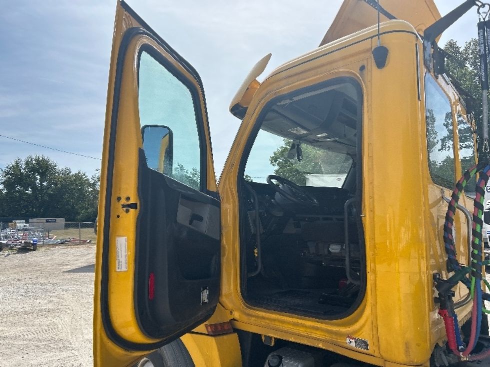 Day Cab Tractor-Heavy Duty Tractors-Freightliner-2019-T12664ST-Moberly-MO-464,737\n\t\tmiles-$ 41,500 - Image 9
