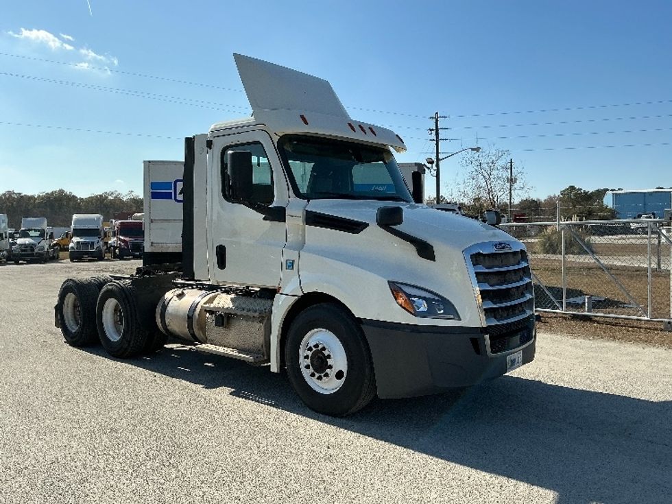 Day Cab Tractor-Heavy Duty Tractors-Freightliner-2019-T12664ST-Mobile-AL-253,387\n\t\tmiles-$ 52,500 - Image 1