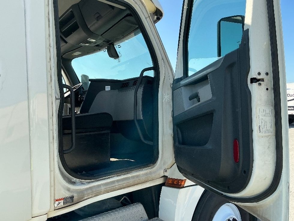 Day Cab Tractor-Heavy Duty Tractors-Freightliner-2019-T12664ST-Mobile-AL-253,387\n\t\tmiles-$ 52,500 - Image 11