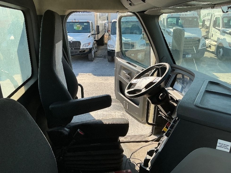 Day Cab Tractor-Heavy Duty Tractors-Freightliner-2019-T12664ST-Mobile-AL-253,387\n\t\tmiles-$ 52,500 - Image 13