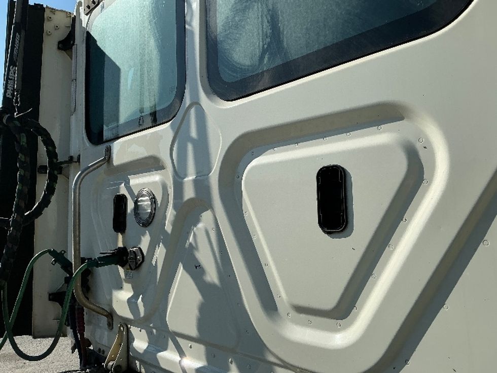 Day Cab Tractor-Heavy Duty Tractors-Freightliner-2019-T12664ST-Mobile-AL-253,387\n\t\tmiles-$ 52,500 - Image 16
