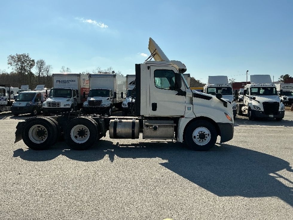 Day Cab Tractor-Heavy Duty Tractors-Freightliner-2019-T12664ST-Mobile-AL-253,387\n\t\tmiles-$ 52,500 - Image 8