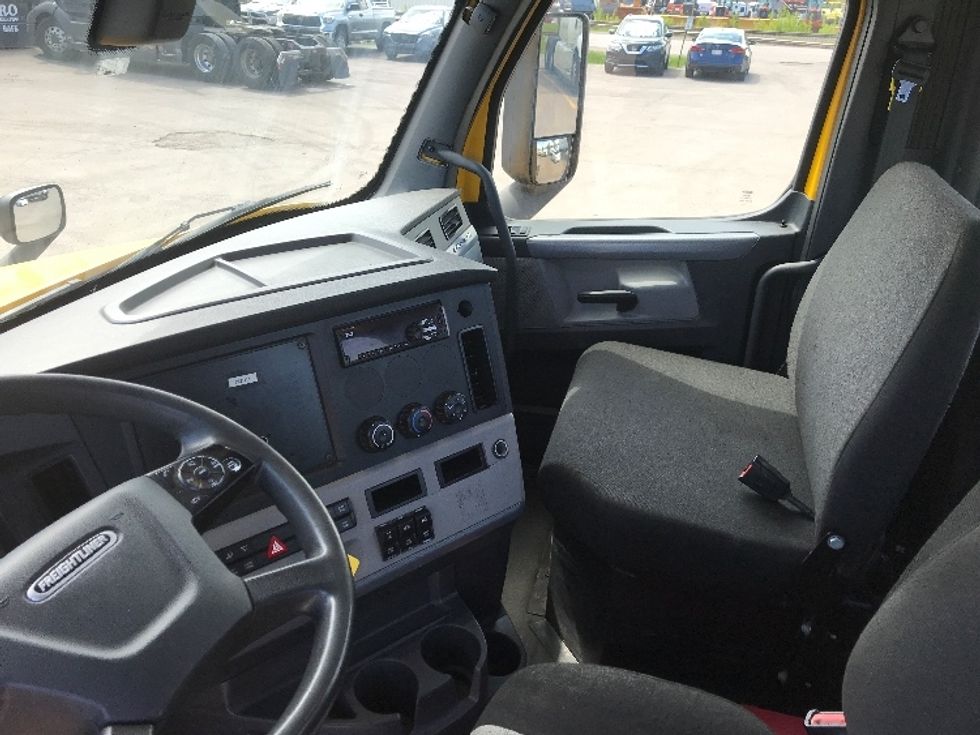Day Cab Tractor-Heavy Duty Tractors-Freightliner-2019-T12664ST-Moncton-NB-483,695\n\t\tkm-$ 61,500 - Image 10