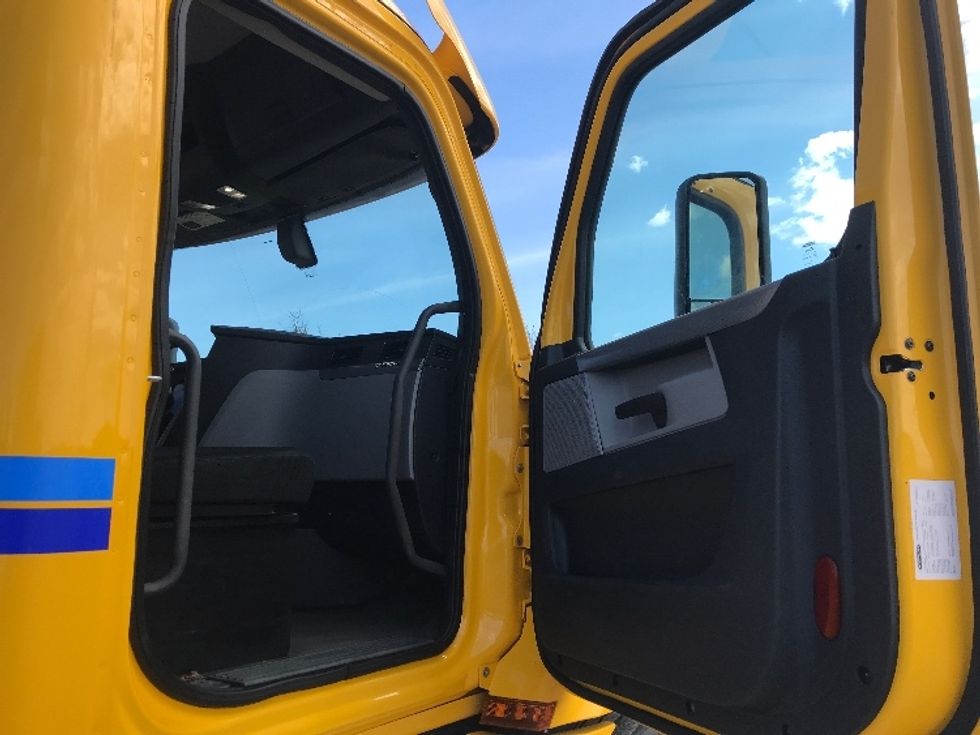 Day Cab Tractor-Heavy Duty Tractors-Freightliner-2019-T12664ST-Moncton-NB-483,695\n\t\tkm-$ 61,500 - Image 12