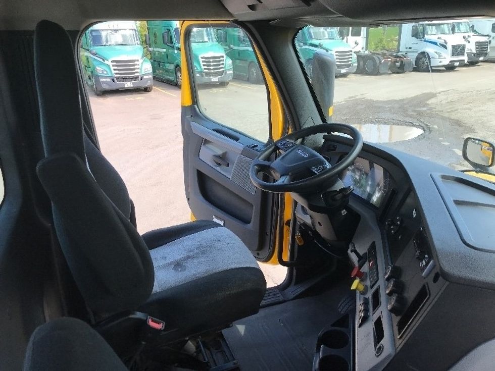 Day Cab Tractor-Heavy Duty Tractors-Freightliner-2019-T12664ST-Moncton-NB-483,695\n\t\tkm-$ 61,500 - Image 14
