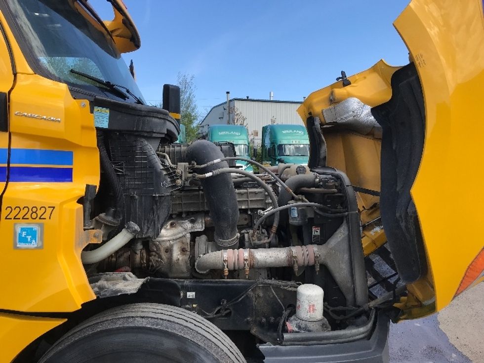 Day Cab Tractor-Heavy Duty Tractors-Freightliner-2019-T12664ST-Moncton-NB-483,695\n\t\tkm-$ 61,500 - Image 15