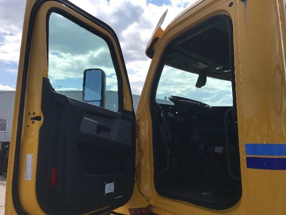 Day Cab Tractor-Heavy Duty Tractors-Freightliner-2019-T12664ST-Moncton-NB-483,695\n\t\tkm-$ 61,500 - Image 9