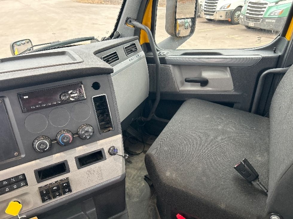 Day Cab Tractor-Heavy Duty Tractors-Freightliner-2019-T12664ST-Moncton-NB-515,831\n\t\tkm-$ 56,500 - Image 10