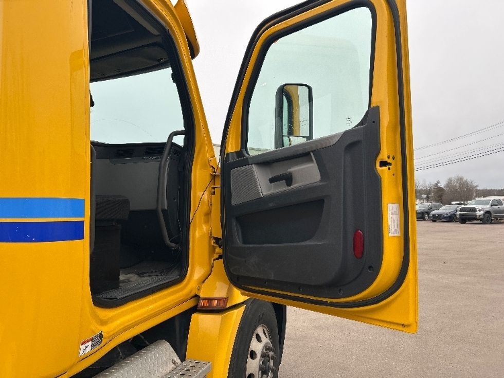 Day Cab Tractor-Heavy Duty Tractors-Freightliner-2019-T12664ST-Moncton-NB-515,831\n\t\tkm-$ 56,500 - Image 11