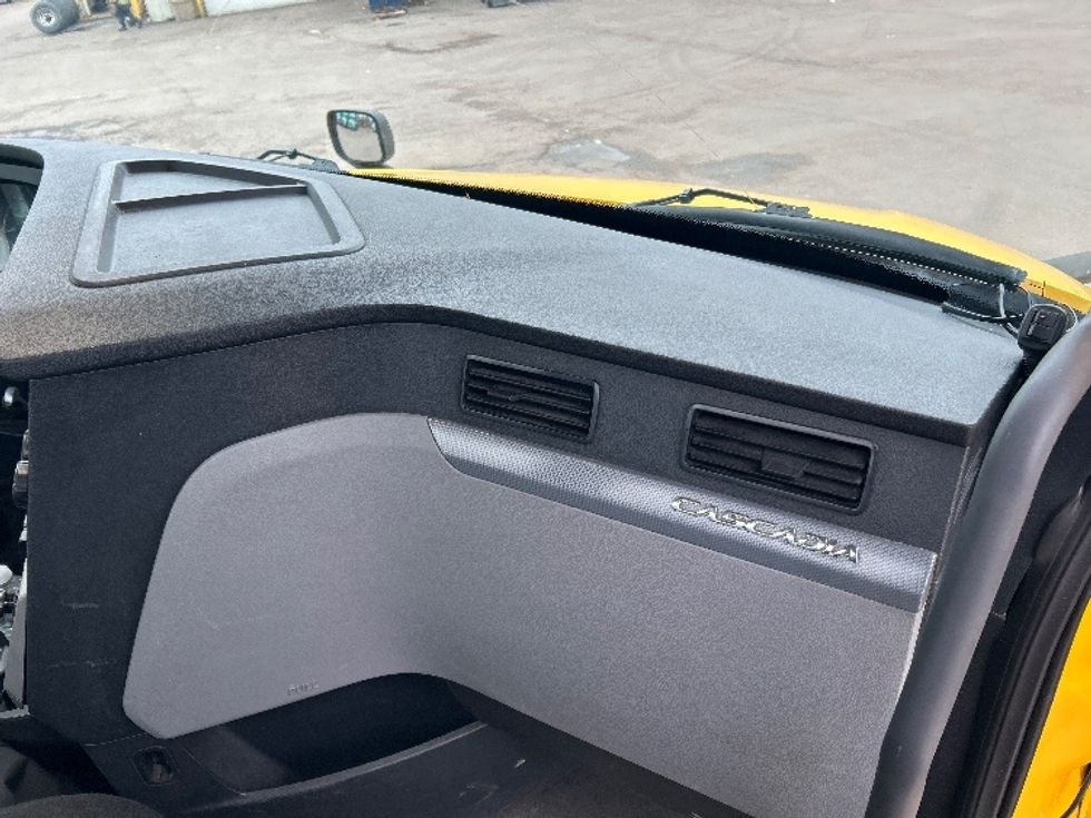 Day Cab Tractor-Heavy Duty Tractors-Freightliner-2019-T12664ST-Moncton-NB-515,831\n\t\tkm-$ 56,500 - Image 12