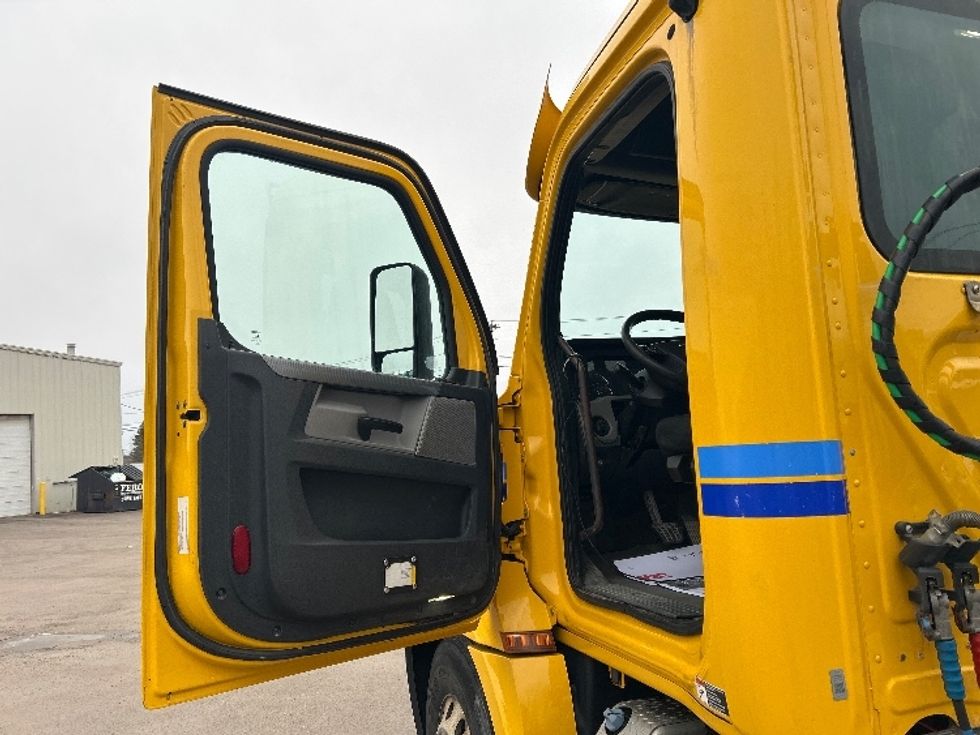 Day Cab Tractor-Heavy Duty Tractors-Freightliner-2019-T12664ST-Moncton-NB-515,831\n\t\tkm-$ 56,500 - Image 9
