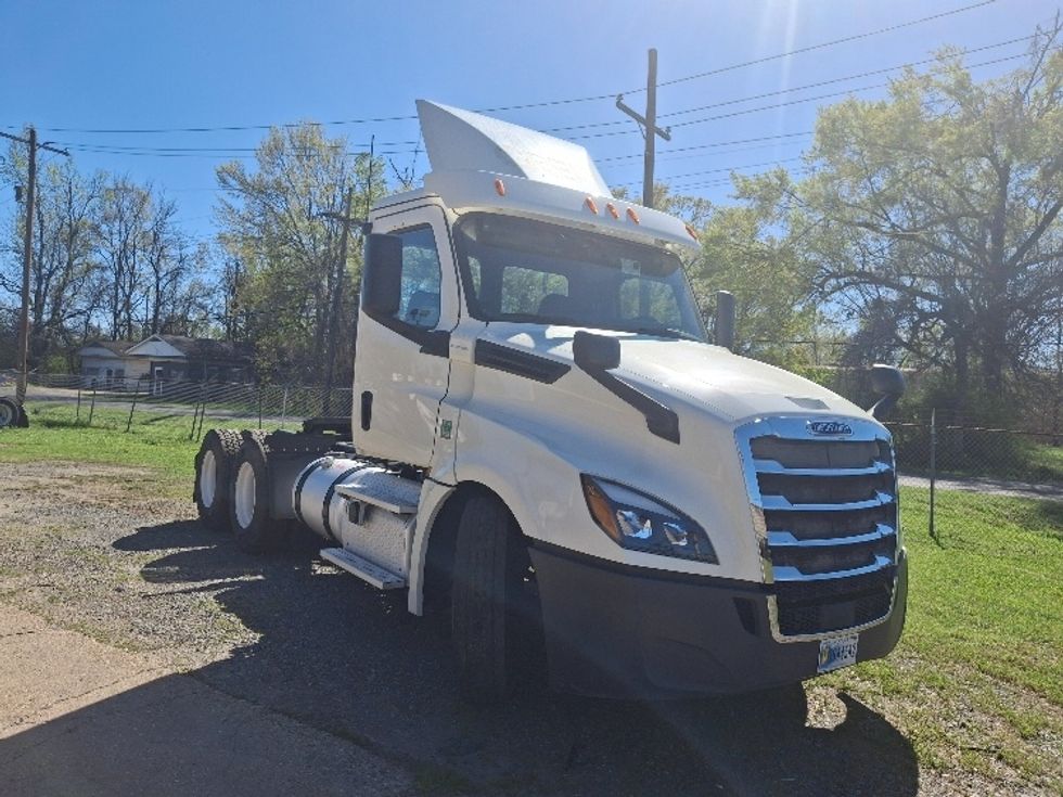 Day Cab Tractor-Heavy Duty Tractors-Freightliner-2019-T12664ST-Monroe-LA-302,987\n\t\tmiles-$ 48,000 - Image 1