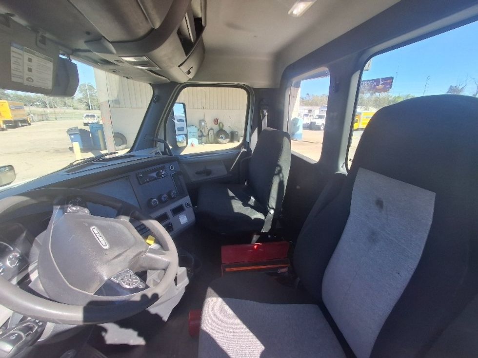 Day Cab Tractor-Heavy Duty Tractors-Freightliner-2019-T12664ST-Monroe-LA-302,987\n\t\tmiles-$ 48,000 - Image 10