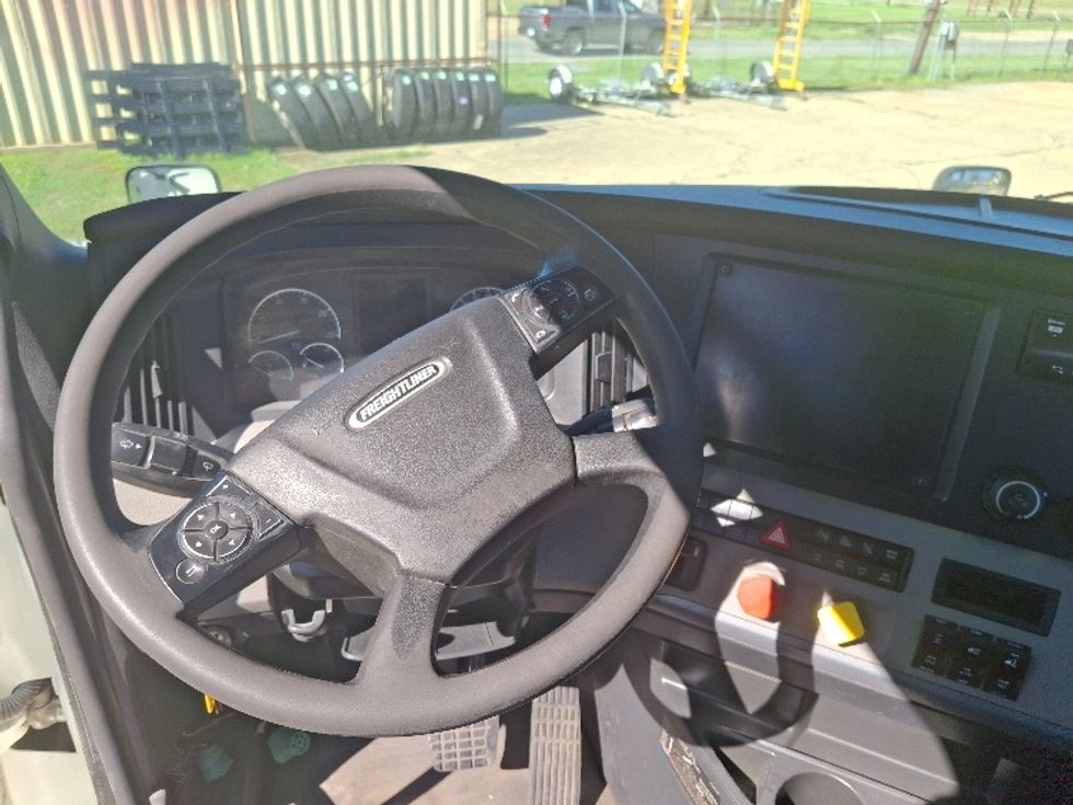 Day Cab Tractor-Heavy Duty Tractors-Freightliner-2019-T12664ST-Monroe-LA-302,987\n\t\tmiles-$ 48,000 - Image 11