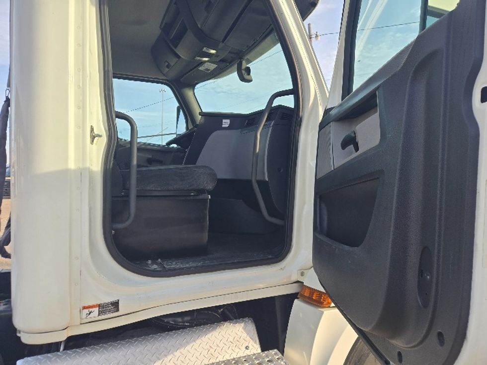 Day Cab Tractor-Heavy Duty Tractors-Freightliner-2019-T12664ST-Monroe-LA-302,987\n\t\tmiles-$ 48,000 - Image 12