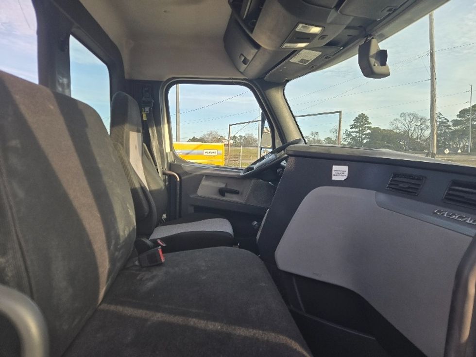 Day Cab Tractor-Heavy Duty Tractors-Freightliner-2019-T12664ST-Monroe-LA-302,987\n\t\tmiles-$ 48,000 - Image 14